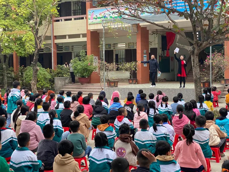 Mr. Nas and a co-presenter leading an outdoor school event